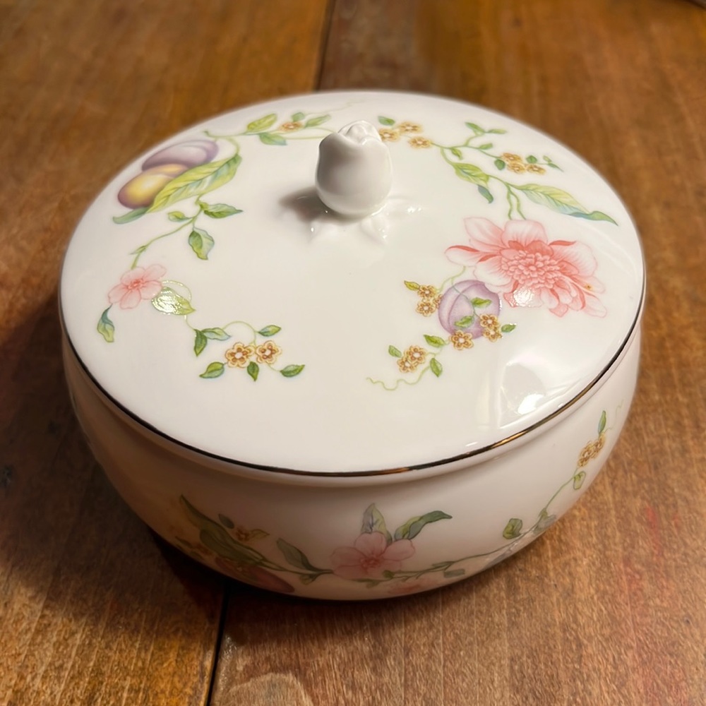 Wedgwood covered box